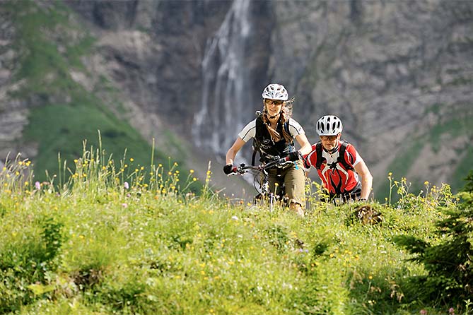 Outdoor-Aktivitäten im "elements" Oberstdorf · Hotel · Christlessee