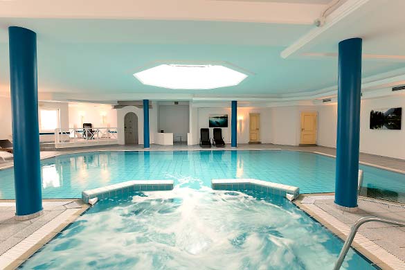 Schwimmbad im Wellness-"elements" Oberstdorf · Hotel · Christlessee
