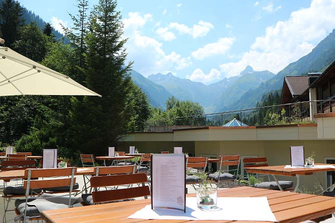 Sonnenterrasse im "elements" Oberstdorf · Hotel · Christlessee