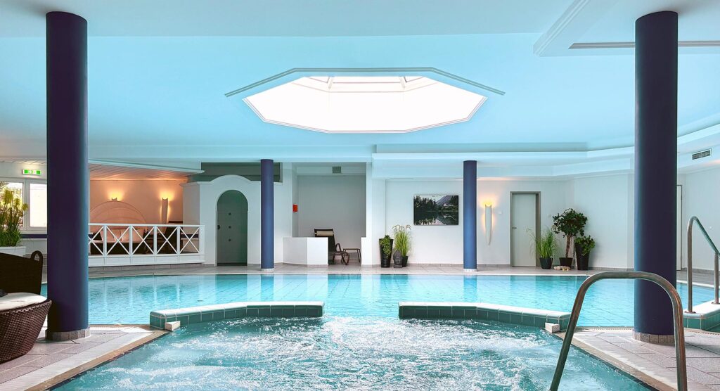 Schwimmbad im elements Hotel Oberstdorf